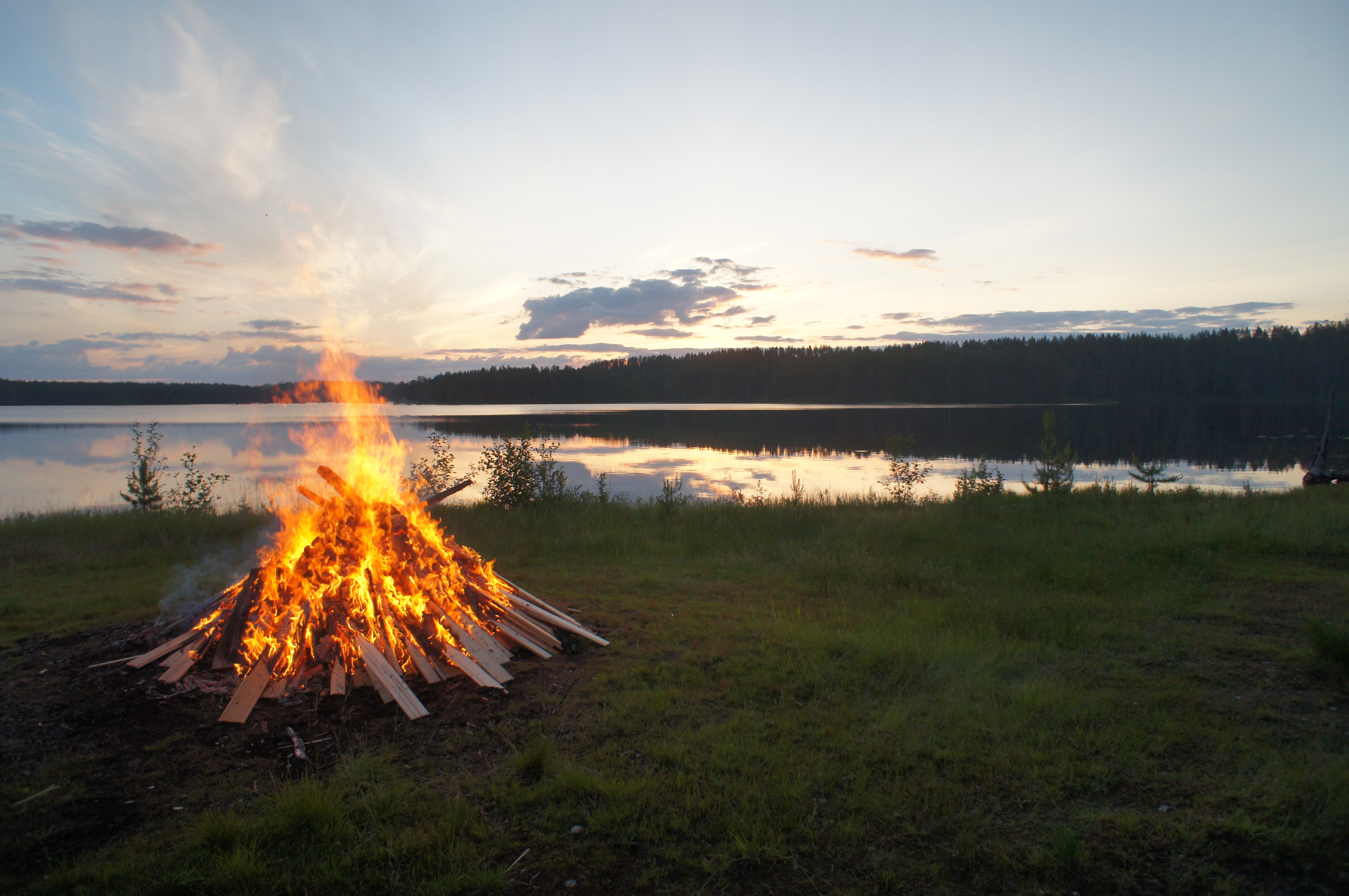 Un feu de camp en Finlande