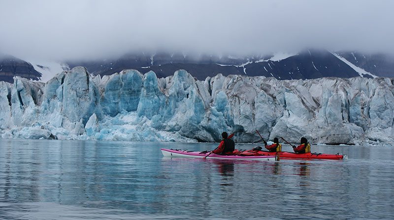 Kayak près du glacier de Svéa au Spitzberg, Svalbard