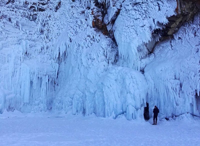 Grotte et cascade de glace, lac baikal, siberie, russie