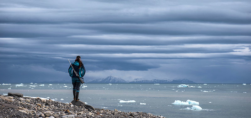 Maud Sevaux, guide 66°Nord durant son tour de garde au Svalbard, Spitzberg ©Yannick Long