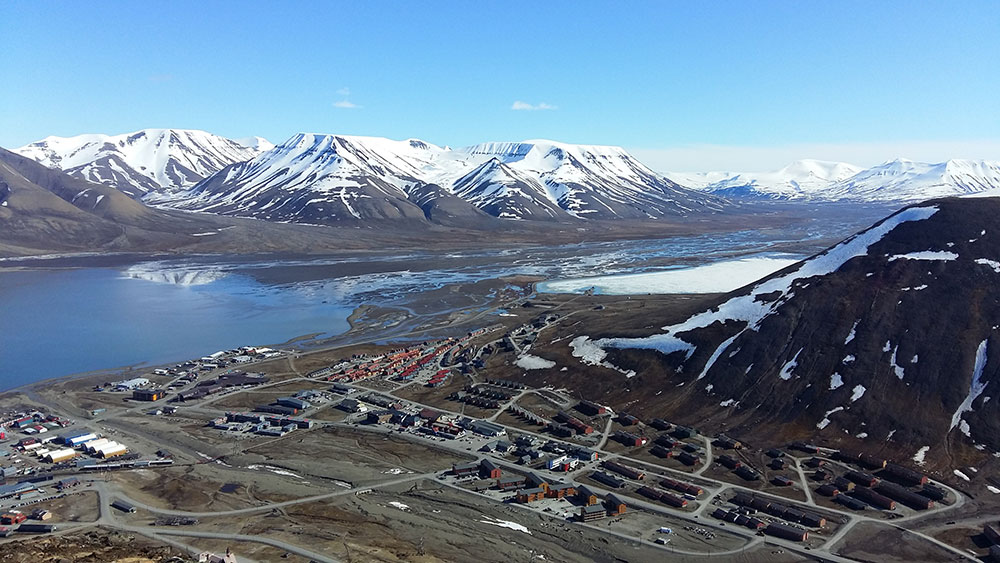 Vue sur Longyearbyen, capitale du Svalbard ©Bernard Lugaz