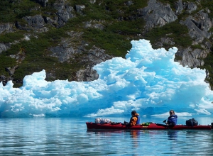 Kayak devant un iceberg du Groenland ©Xavier Gadat