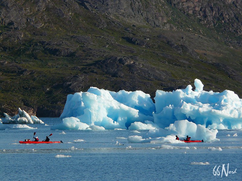 Kayak parmi les icebergs du Groenland ©Xavier Gadat