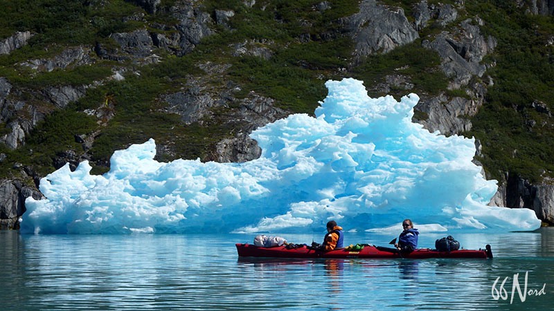 Kayak devant un iceberg du Groenland ©Xavier Gadat