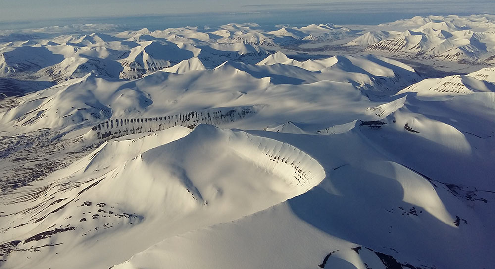Le Svalbard vu de l'avion ©Bernard Lugaz