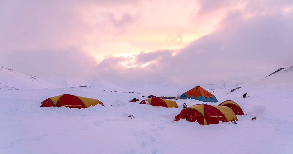 Lumières rasantes du soleil sur les tentes au Svalbard