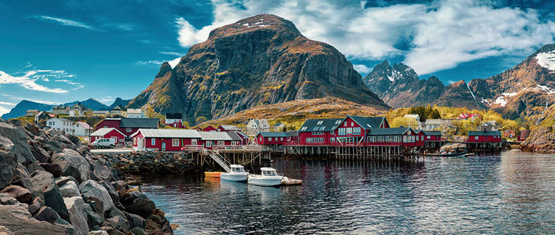 Petit village de pêcheurs aux maisons colorées en Norvège