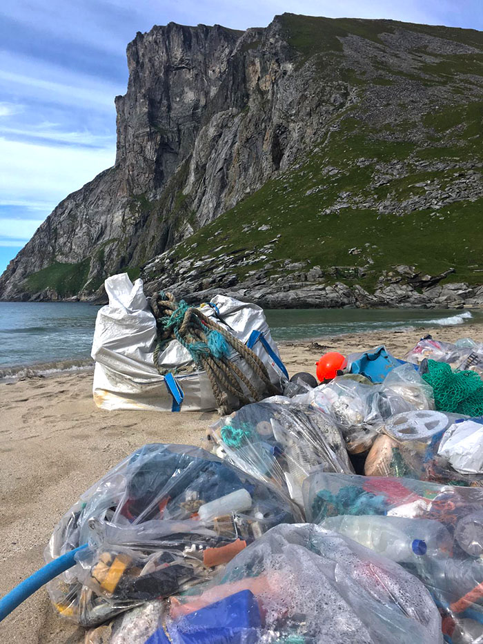 Pollution et déchets ramassés sur une plage de Norvège