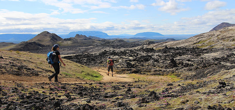 Randonnée dans les champs de lave en Islande, terres volcaniques