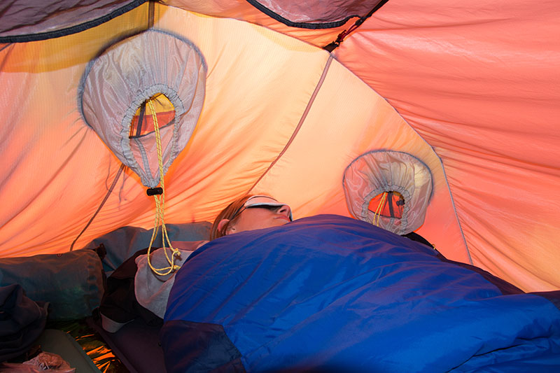 En bivouac sous tente durant le jour permanent