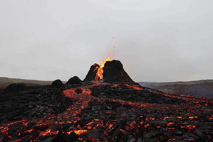 coulée de lave du volcan fagradalsfjall Islande