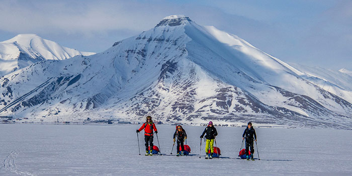 Groupe ski de randonnée en Arctique