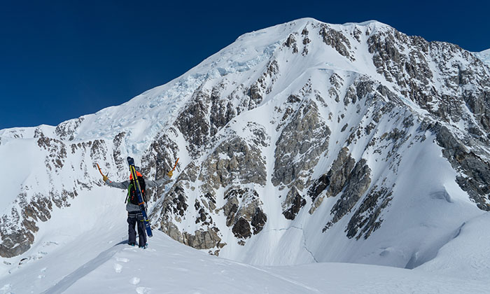 Ski alpinisme dans les montagnes du Yukon au Canada l'hiver