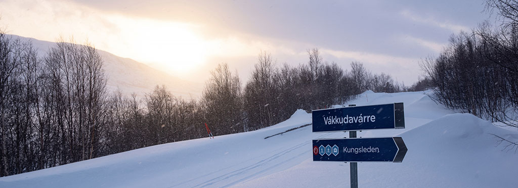 Paysage de la Kungsleden l'hiver avec des panneaux de direction