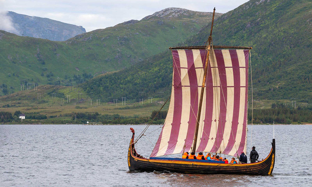 Bateau viking dans les îles Lofoten