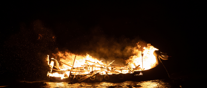 Drakkar viking en feu © Alexisaj