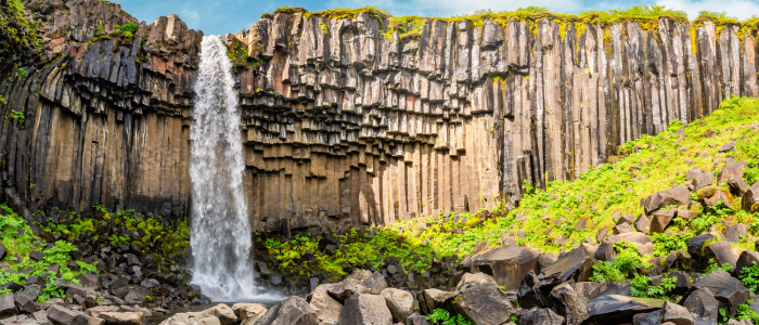 Cascade de Svartifoss avec ses colonnes de basalte noir. ©Neurobite
