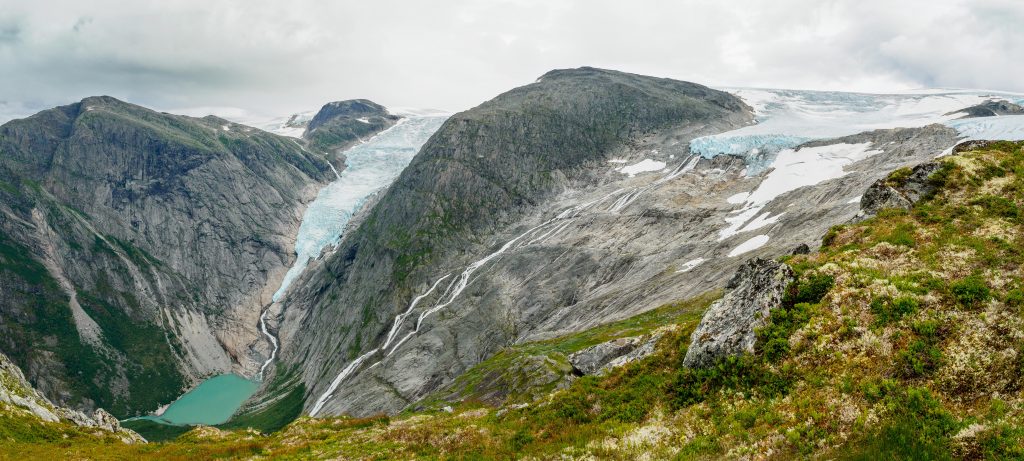 Glacier Briksdalbreen et son lagon depuis Kattanakken, Parc national de Jostedalsbreen, Norvège. ©Estivillml